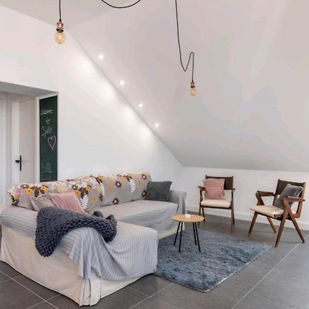 Just Like This - Cityapartment With Netflix Split Exterior photo